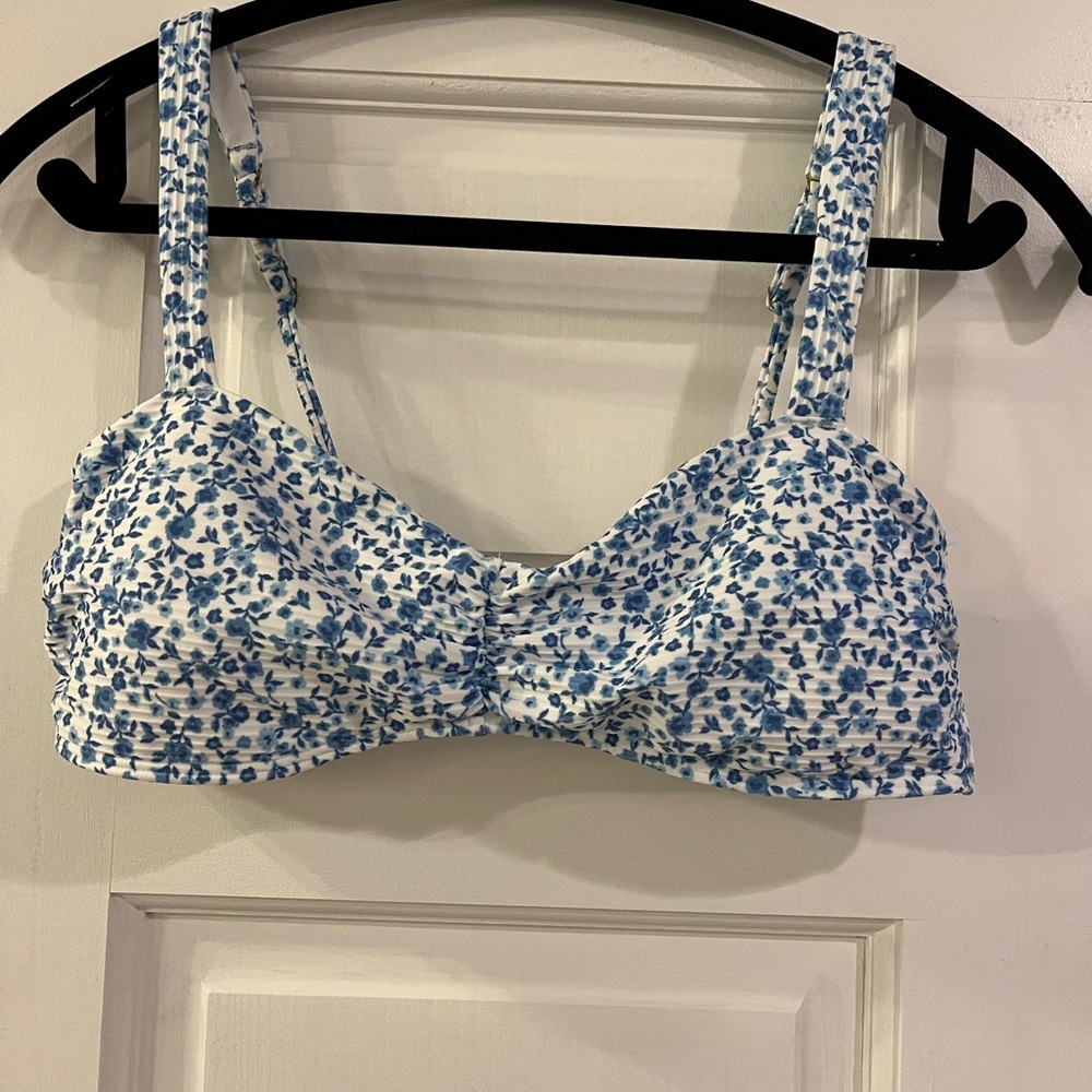 Hollister Brand New Floral Blue and White Women's Bikini